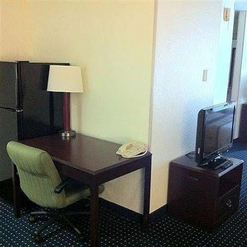 สตูดิโอส์ แอนด์ สวีตส์ โฟร์ เลส กัม โรด Hotel เชซาพีค ภายนอก รูปภาพ